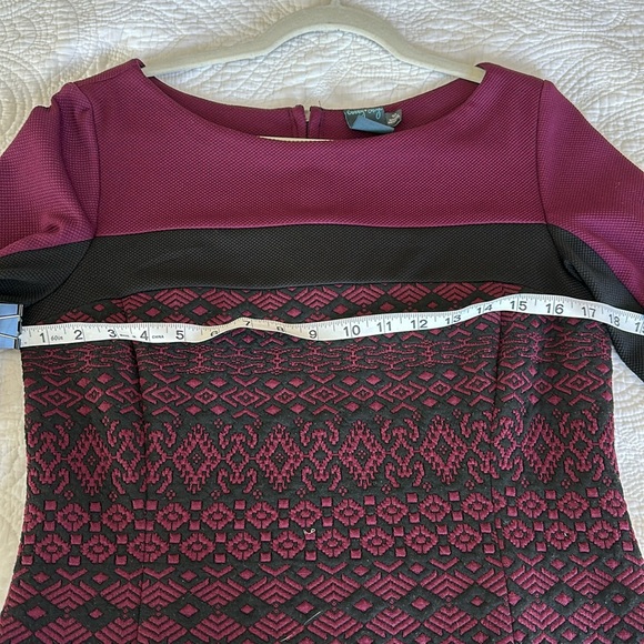 Gabby Skye Plum Purple Fitted Knee-Length Dress with Black Geometric Pattern - Picture 4 of 7